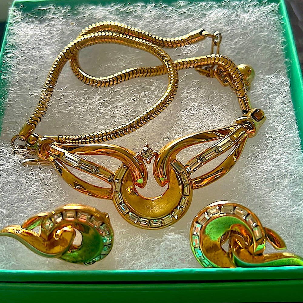 Crown Trifari Carousel collection Stunning goldtone necklace w matching earrings